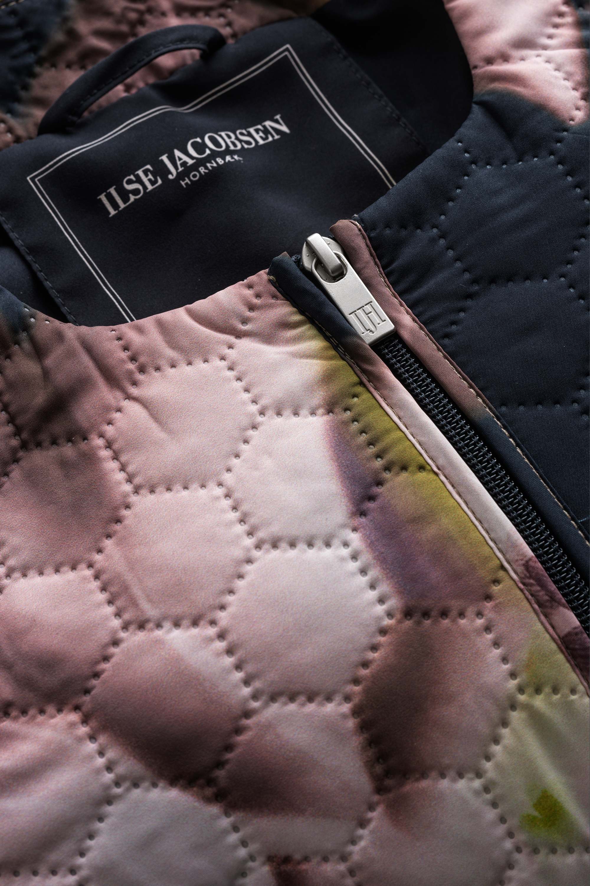 Short Quilted Jacket - Dark Photoristic Flower